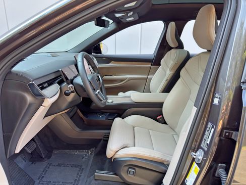Used 2025 Volvo EX90 Ultra AWD/4WD image 17