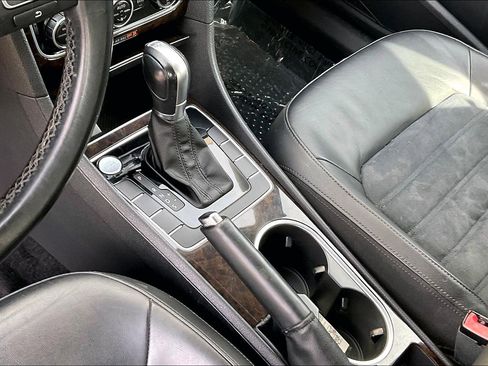 Used 2015 Volkswagen Passat TDI SEL Premium image 17