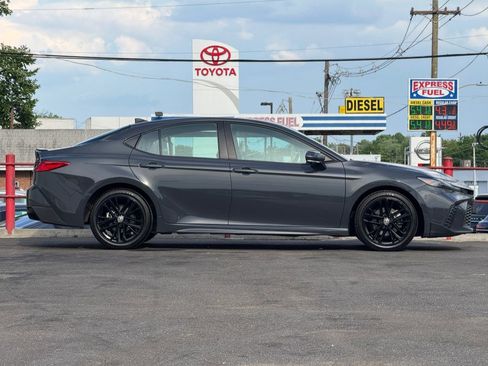 Used 2025 Toyota Camry SE FWD image 4
