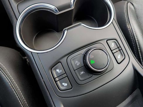 Used 2024 GMC Terrain SLT image 14