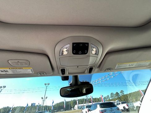 Used 2022 Chrysler Pacifica Limited w/ Uconnect Theater Family Group image 35