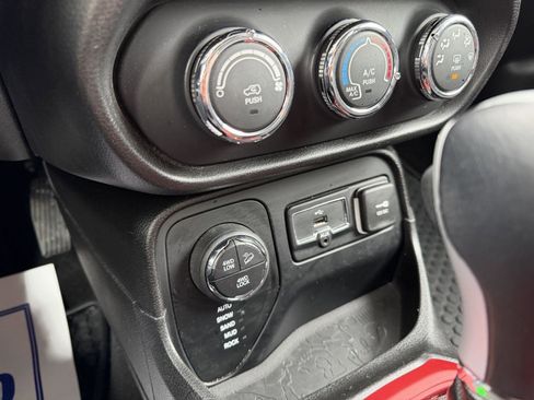 Used 2016 Jeep Renegade Trailhawk image 15