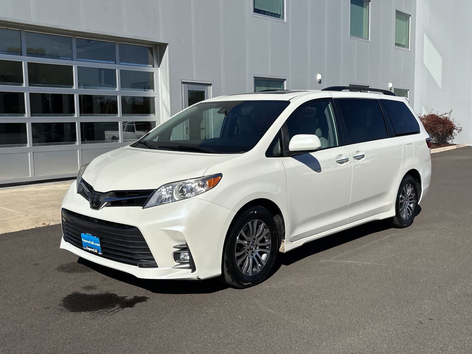 Used 2020 Toyota Sienna XLE FWD image 1