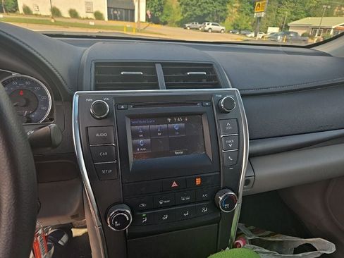 Used 2017 Toyota Camry LE FWD image 8