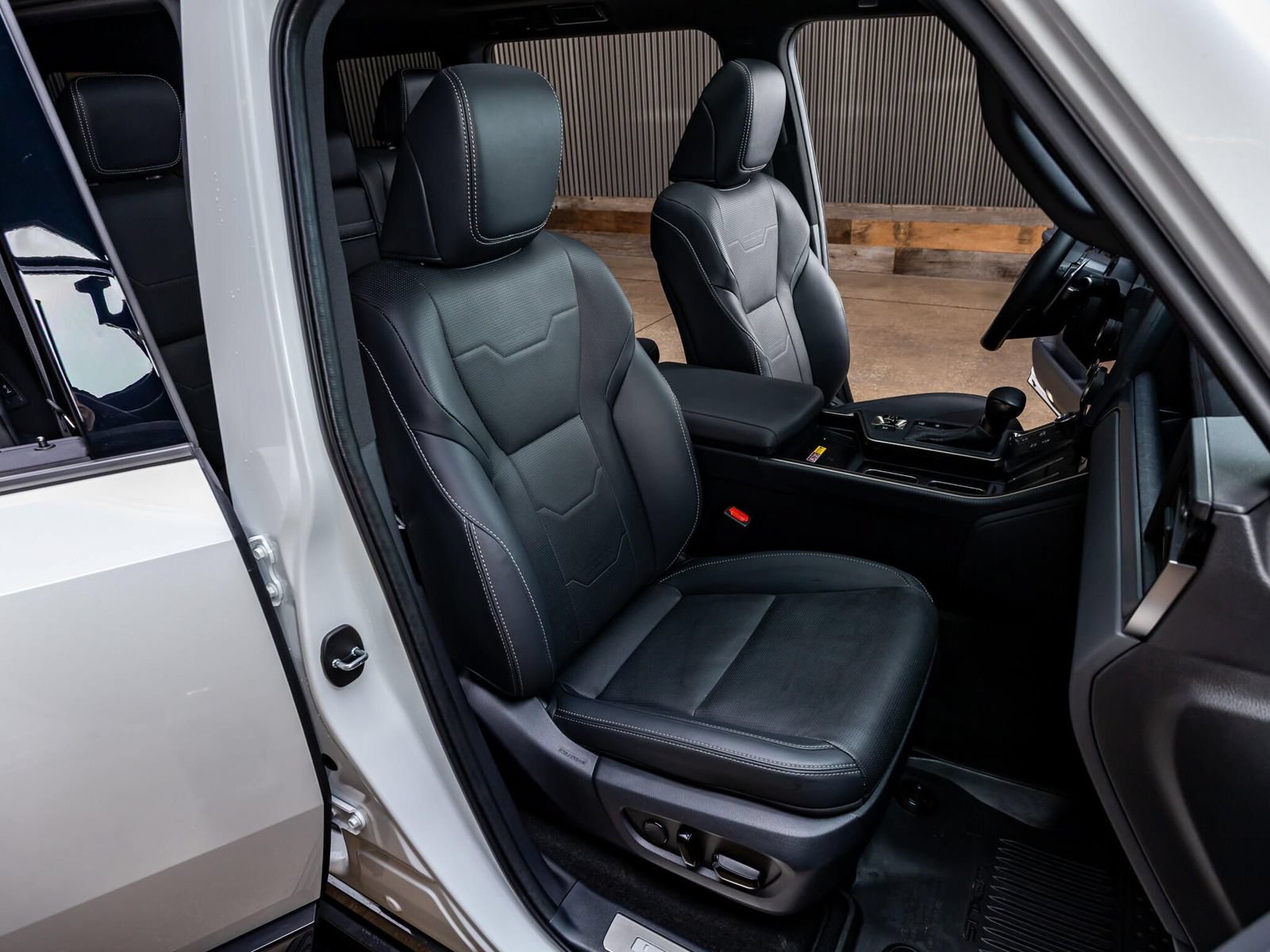 Used 2025 Lexus GX 550 w/ Accessory Package (31) AWD/4WD image 32