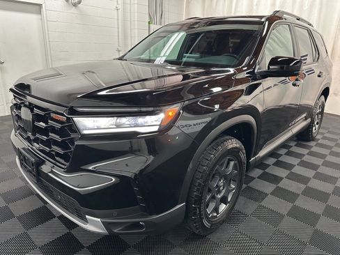 Used 2025 Honda Pilot TrailSport image 4