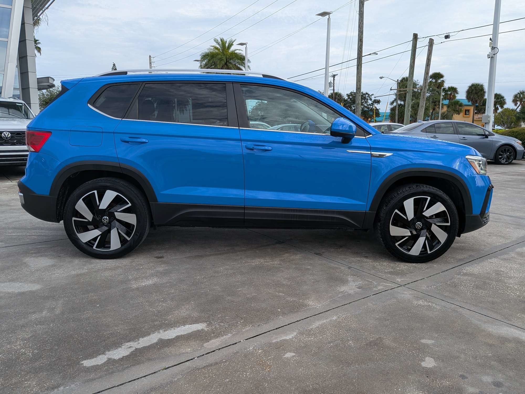 Certified 2024 Volkswagen Taos SEL AWD/4WD image 2