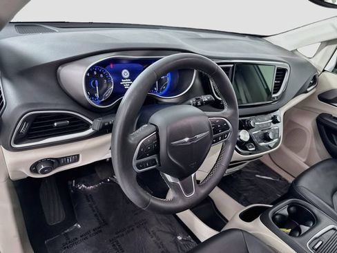 Used 2024 Chrysler Pacifica Touring-L FWD image 9