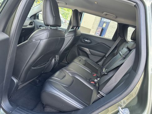 Used 2019 Jeep Cherokee Latitude Plus AWD/4WD image 10