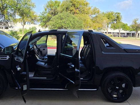 Used 2010 Cadillac Escalade EXT Luxury AWD/4WD image 14