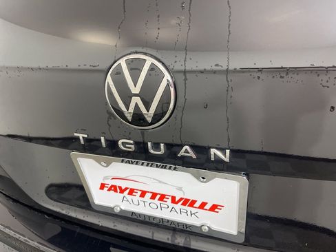 Used 2024 Volkswagen Tiguan SE image 3