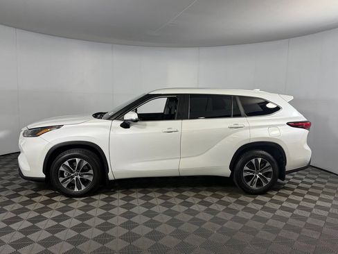 Used 2023 Toyota Highlander XLE FWD image 9