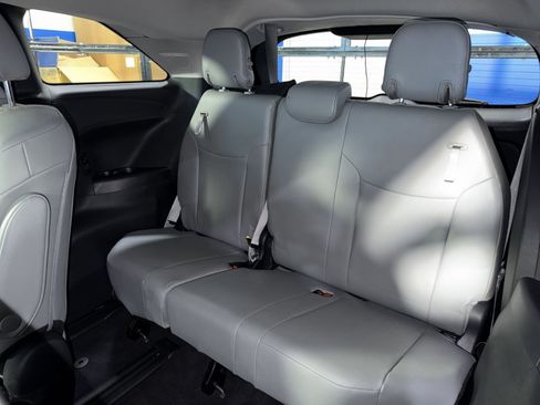 Used 2025 Toyota Sienna XLE w/ XLE Plus Package FWD image 24