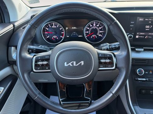 Used 2023 Kia Carnival LX image 14