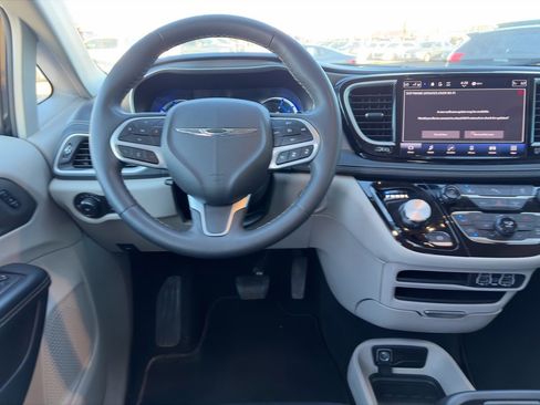 Used 2023 Chrysler Pacifica Touring-L image 12