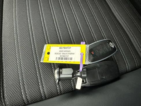 Used 2025 Nissan Rogue SV AWD/4WD image 27