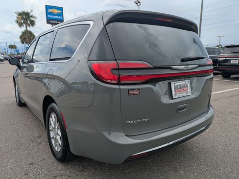 Used 2025 Chrysler Pacifica Select FWD image 5
