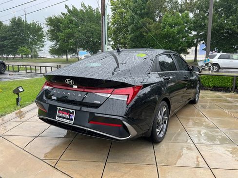 Used 2025 Hyundai Elantra Limited FWD image 11