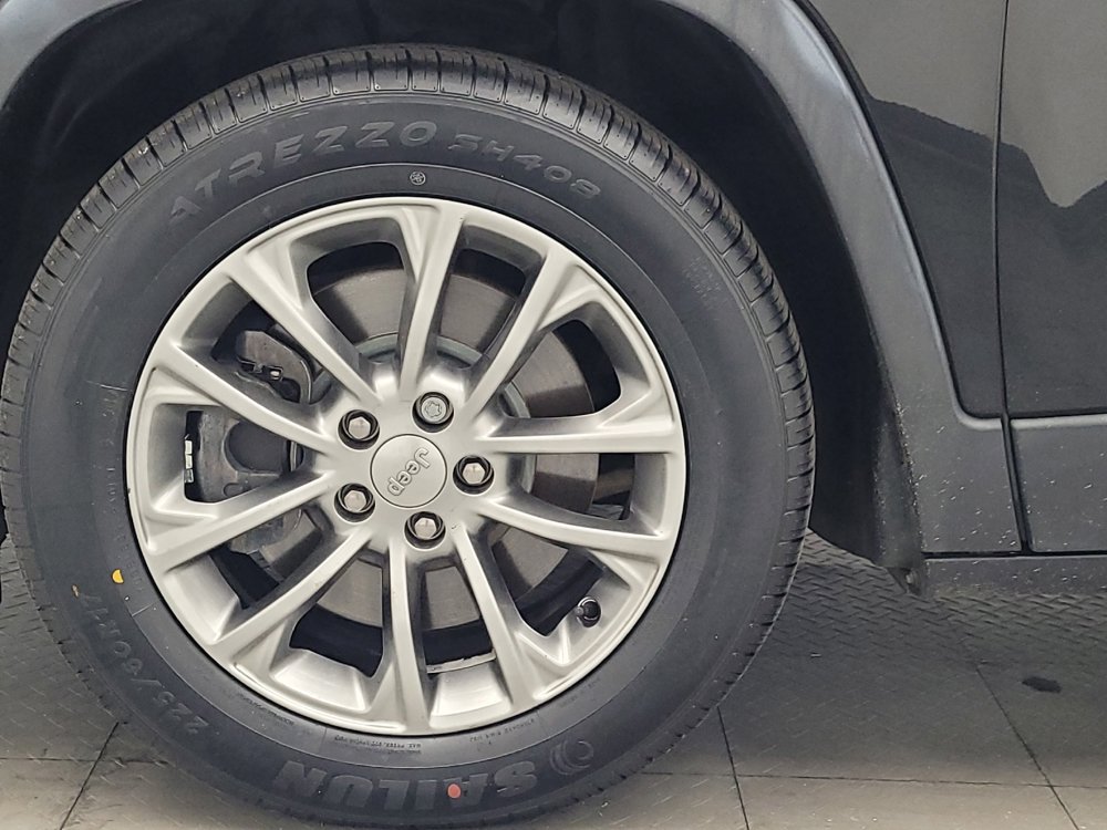 Used 2019 Jeep Cherokee Latitude Plus FWD image 31