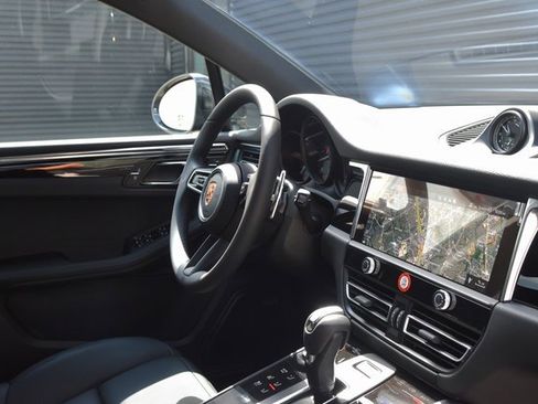 Certified 2025 Porsche Macan image 18