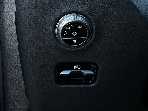 Used 2024 Mercedes-Benz GLC 300 4MATIC image 25