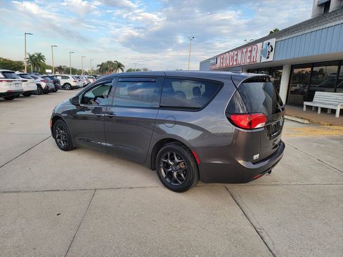 Used 2018 Chrysler Pacifica Touring Plus w/ S Appearance Package image 3