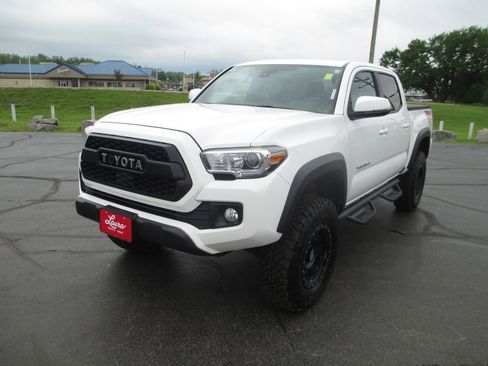 Used 2019 Toyota Tacoma TRD Off-Road AWD/4WD image 11