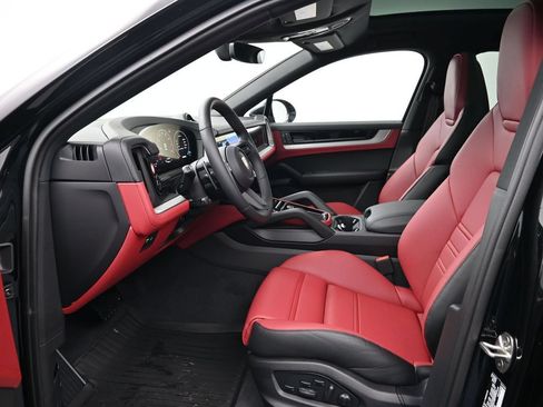 Certified 2026 Porsche Cayenne Coupe AWD/4WD image 4