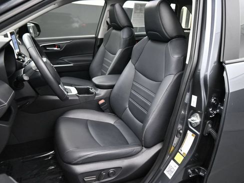 Used 2023 Toyota RAV4 XLE Premium FWD image 15