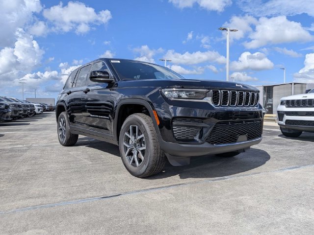 New 2027 Jeep Grand Cherokee Laredo RWD image 2