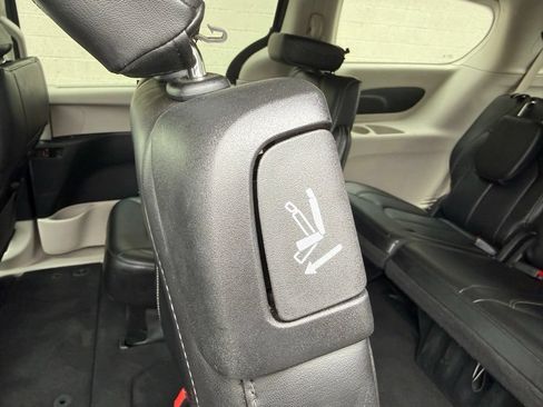 Used 2023 Chrysler Pacifica Touring-L FWD image 26