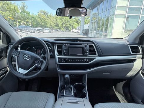 Used 2019 Toyota Highlander LE FWD image 10