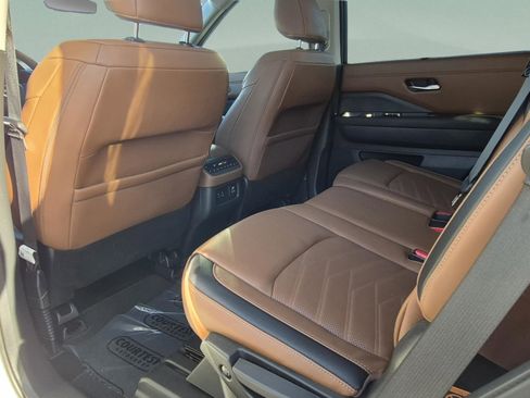 Certified 2024 Nissan Pathfinder Platinum w/ Black Appearance Package FWD image 19