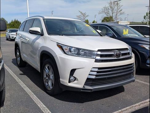 Used 2017 Toyota Highlander Limited image 2
