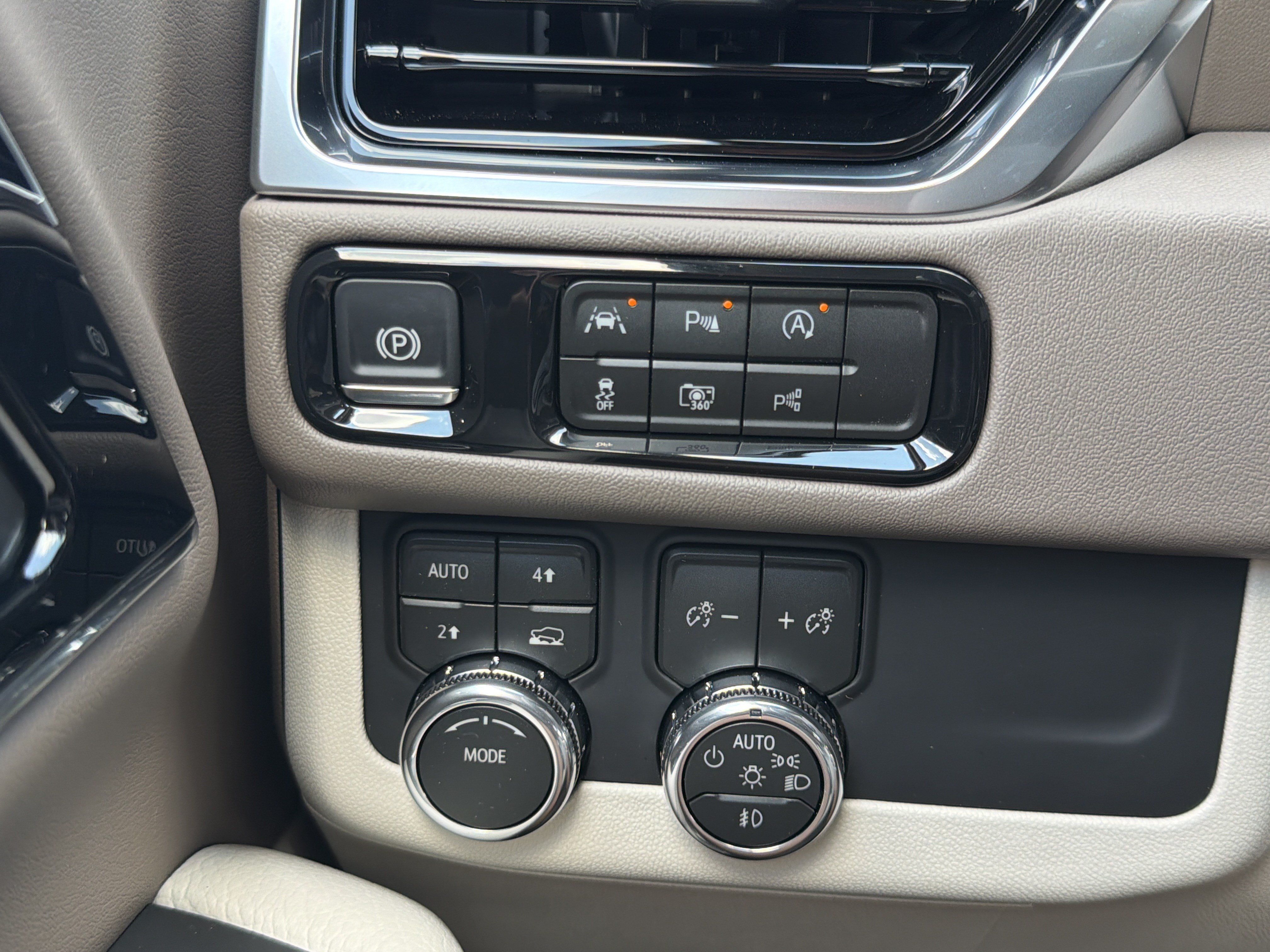 New 2026 GMC Yukon Denali w/ Sun & Power Step Package AWD/4WD image 32