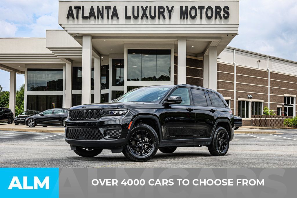 Used 2025 Jeep Grand Cherokee Altitude AWD/4WD image 2