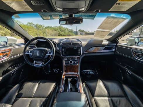 Used 2017 Lincoln Continental Select image 18