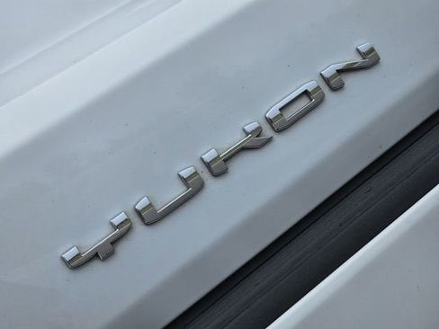 Used 2024 GMC Yukon SLT w/ SLT Luxury Package image 11