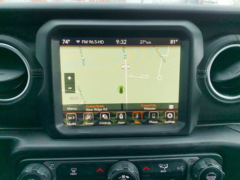 Used 2021 Jeep Wrangler Unlimited Sahara w/ Uconnect 4C Nav & Sound Group AWD/4WD image 4