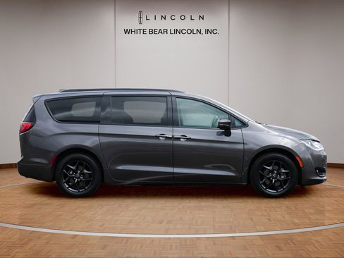 Used 2020 Chrysler Pacifica Limited w/ S Appearance Package FWD image 4