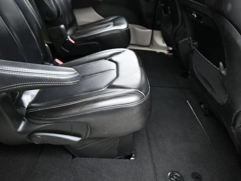 Used 2023 Chrysler Pacifica Touring-L FWD image 39