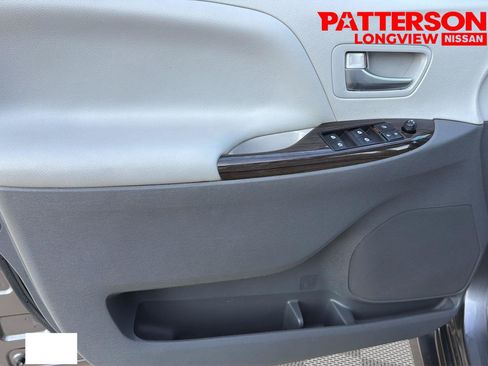Used 2020 Toyota Sienna XLE w/ XLE Navigation Package FWD image 24