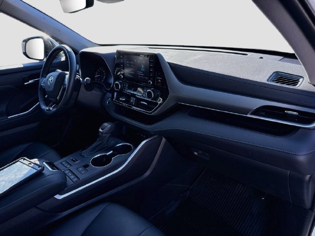 Used 2021 Toyota Highlander XLE AWD/4WD image 29