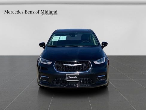 Used 2024 Chrysler Pacifica Select image 2