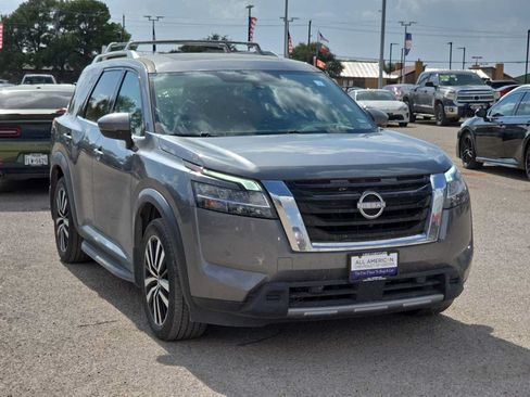 Used 2024 Nissan Pathfinder Platinum FWD image 3