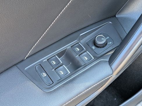 Used 2023 Volkswagen Tiguan SE w/ Panoramic Sunroof Package image 13