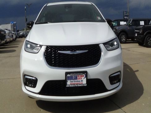 Used 2025 Chrysler Pacifica Select FWD image 3