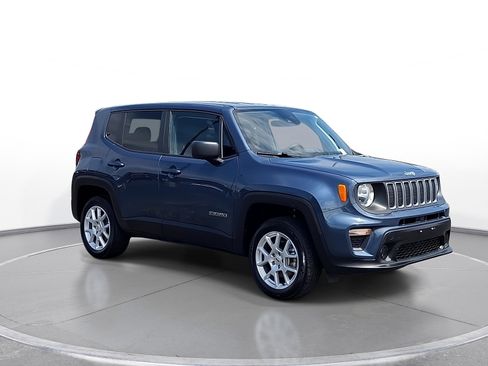 Used 2023 Jeep Renegade Latitude AWD/4WD image 2