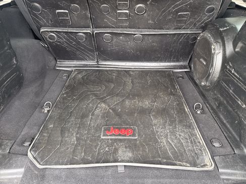 Used 2018 Jeep Wrangler Unlimited Sahara AWD/4WD image 6