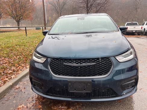 Used 2022 Chrysler Pacifica Limited w/ S Appearance Package image 2